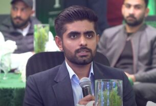 Who does Babar Azam turn to in difficult situations?